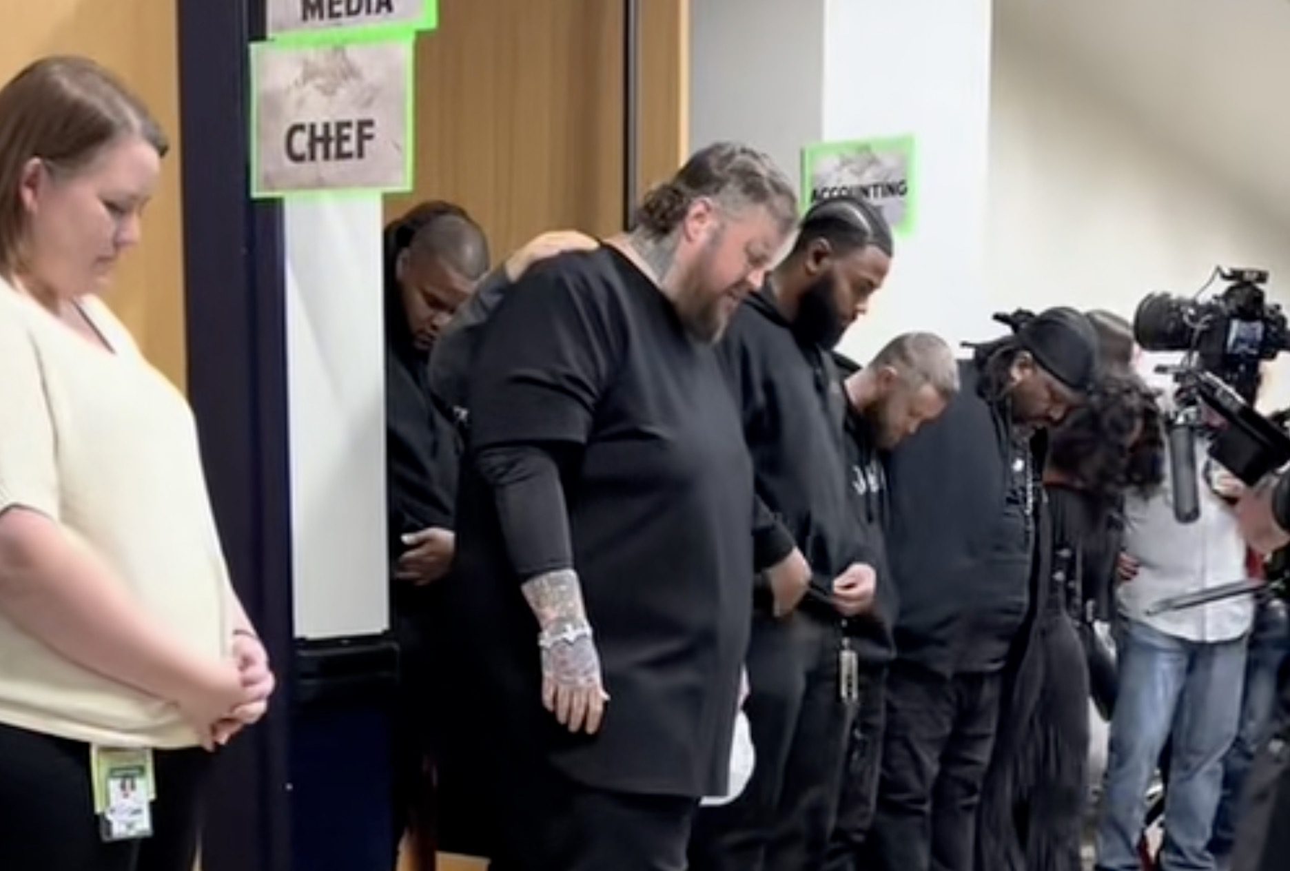 Jelly Roll Started Praying With His Band Before His Shows When They Played A Bar With Chicken Wire Around The Stage